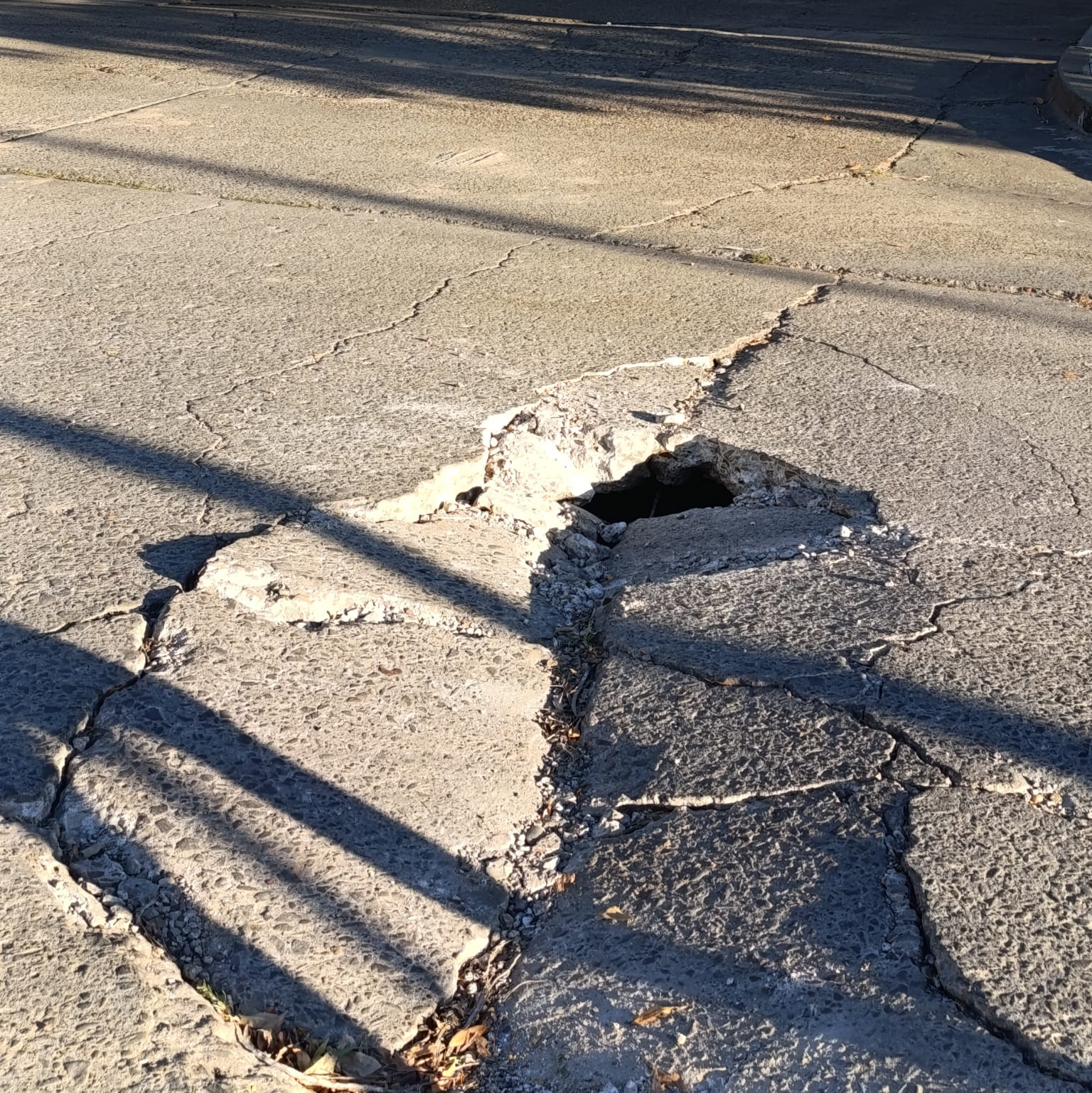 Corte de tránsito en Moreno y 3 de Febrero por problemas en la calzada